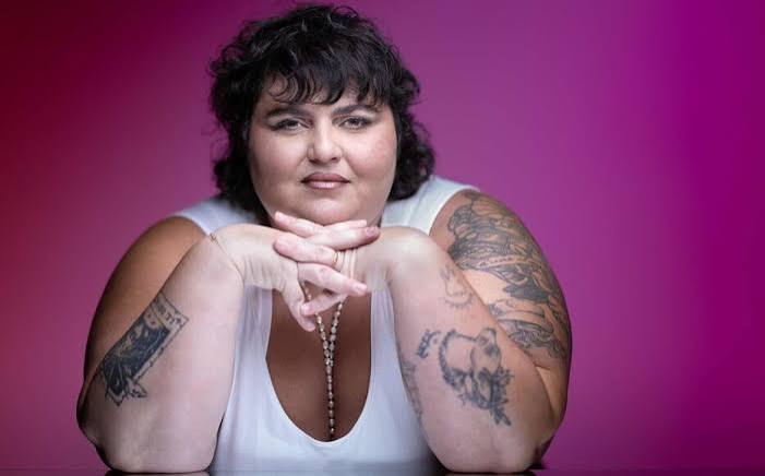 Portrait de Barbara Butch sur fond rose